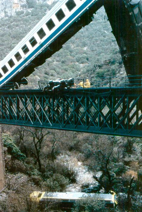 Un accidente en Despe�aperros, ocurrido en diciembre de 1995,  dej� fuera de servicio la 252-054.