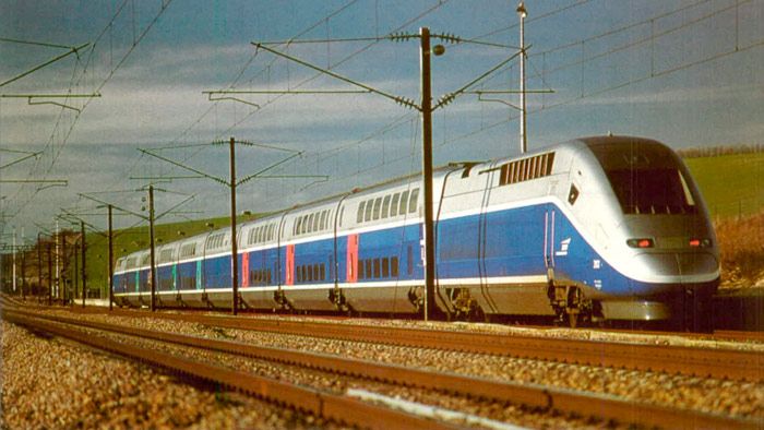 El TGV D�plex entra en servicio en diciembre de 1996, con un 40 por ciento m�s de capacidad. 