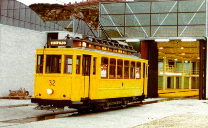 Los tranv�as se han restaurado respetando sus antiguos colores. Tranv�a tur�stico de La Coru�a. En 1997
