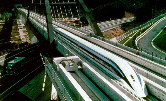 Tren de levitaci�n magn�tica japon�s que circul� a 550 km/h en pruebas en 1997.