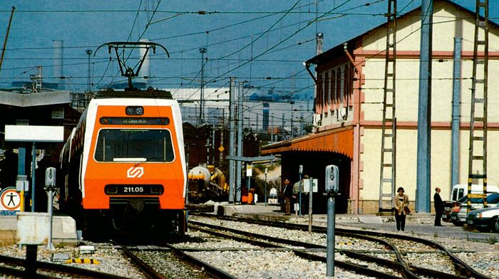 Unidad de tren de la serie 211 en la estaci�n de Martorell de FGC.