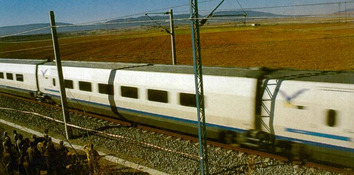En 1998, entre el kil�metro 105 y 108 de la l�nea de alta velocidad Madrid a Sevilla, el AVE alcanz� los 351 km/h con un desarrollo espa�ol de catenaria de Semi, Cobra y Elecnor.