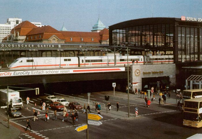 Inaugurada en 1999 en Alemania la l�nea de alta velocidad Hannover- Berl�n. Imagen del tren ICE, cerca del Zool�gico de Berl�n.