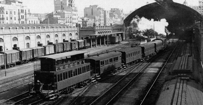 Composici�n de un cercan�as entrando en Valencia en una imagen de 1958.
