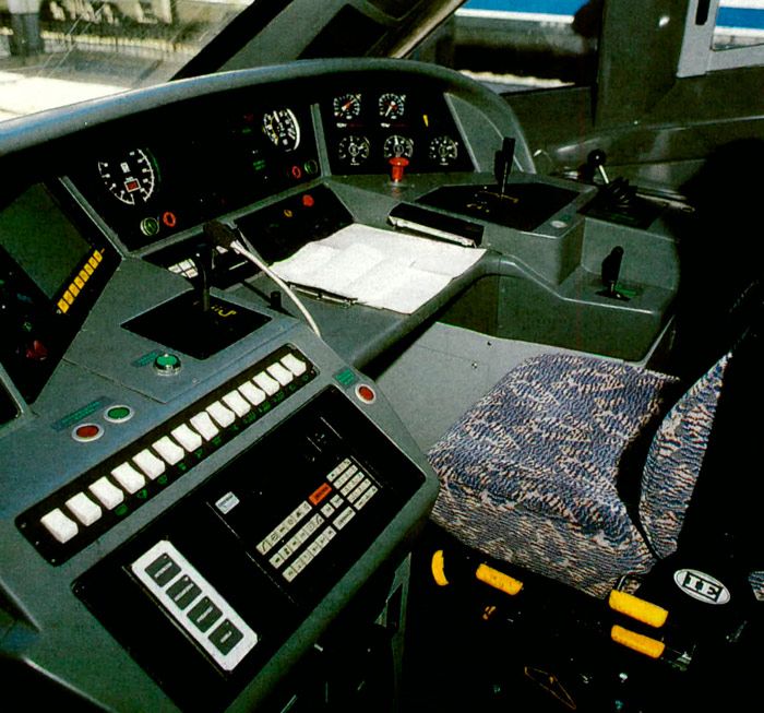 Cabina de conducci�n del Alaris, serie 490 de Renfe.
