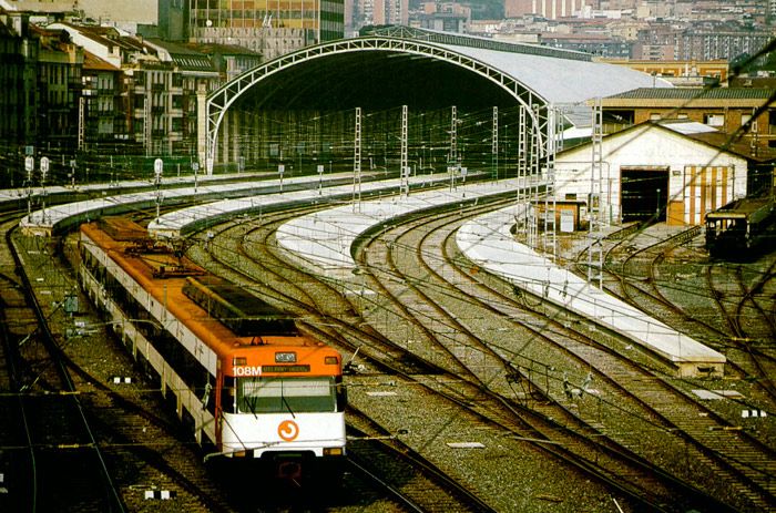 Tren de cercan�as a la salida de la estaci�n de Bilbao Abando en 1999.