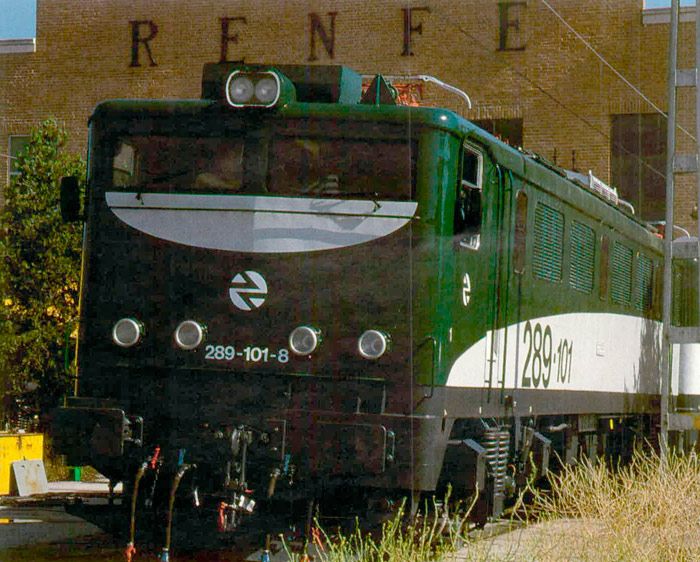 Primer prototipo de la serie Tandem, locomotora 289-101, resultado de la uni�n de dos m�quinas de la serie 279 que termina sus pruebas en 1999 en el Taller