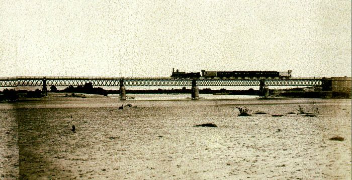 Foto hist�rica del primitivo puente de hierro sobre el r�o Ebro en Castej�n.