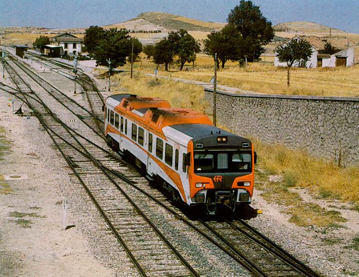 Unidad 596 para servicios regionales en Moreda de la l�nea Granada-Almer�a en una imagen de 2000.