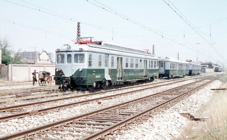 Una composici�n de la serie 600 a la espera de ser definitivamente acoplada, tras recibirse los coches motores y el remolque intermedio de los diversos constructores implicados. Fotograf�a de Xavier Santamar�a. Archivo EuskoTren/Museo Vasco del Ferrocarril