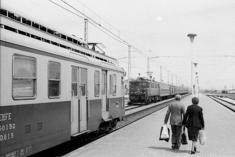 Las �seiscientas� fueron, durante a�os, el caballo de batalla de los servicios de cercan�as y regionales de Renfe. Fotograf�a de Martin Dieterich. Archivo EuskoTren/Museo Vasco del Ferrocarril