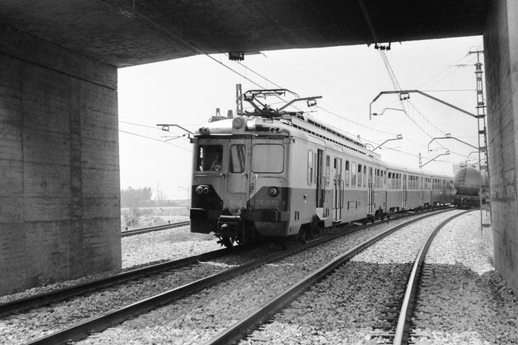 Cruce de una �seiscientas� con un tren de cisternas. Fotograf�a de Juanjo Olaizola Elordi