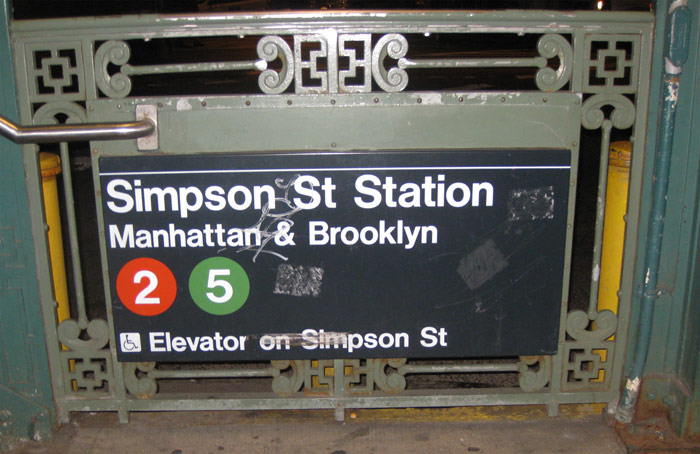 Carteles en la estaci�n de Simpson Street, en el Bronx