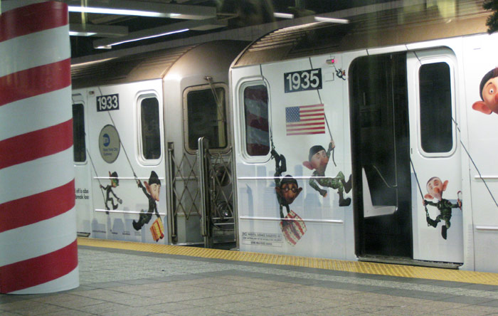 Coches del metro soporte de publicidad de una pel�cula infantil