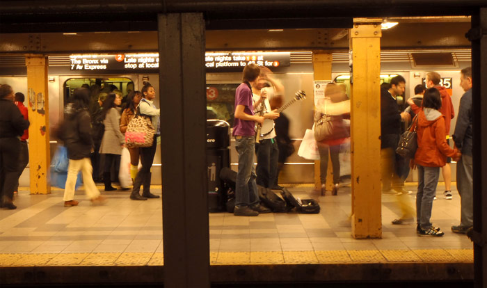 M�sicos tocando en los andenes del metro