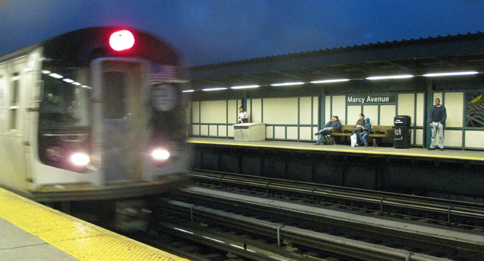 Un tren entrando en la estaci�n Marcy Avenue, en Brooklyn