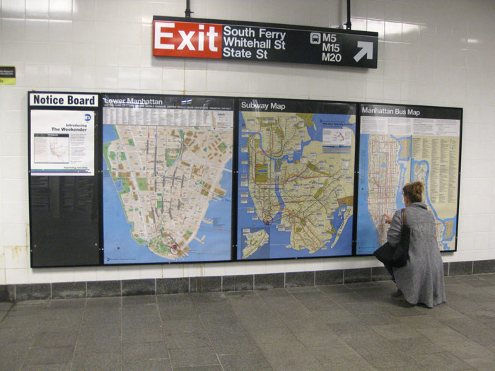 Carteles de informaci�n en la estaci�n South Ferry