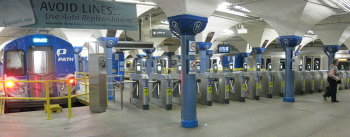 L�nea de torniquetes y toperas en la estacion Path Hoboken, en New Jersey