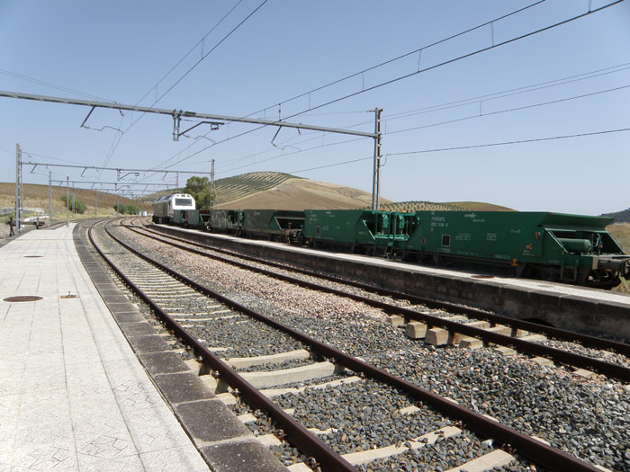 El tren de tolvas deteni�ndose en el apartadero de Montemayor
