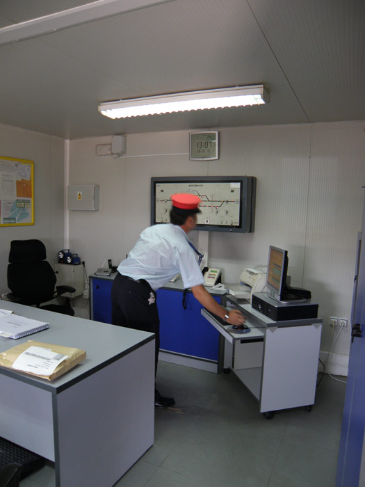 En este momento verifica en el cuadro el�ctrico los circuitos de v�as tras reflejar en el Sitra, el sistema de control de tr�fico, el estacionamiento del tren de tolvas