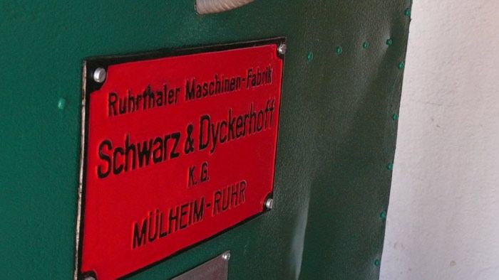 Placa del fabricante de �La Cer�mica�.
