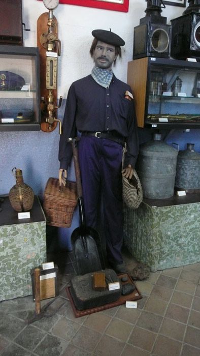 Un maniqu� vestido de fogonero recibe a los visitantes.