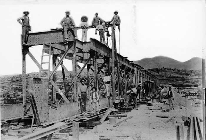 Montaje de los tramos met�licos del puente de Santa Ana en la l�nea de v�a estrecha de Alicante a Villajoyosa y Denia. Imagen de 1914. Foto Archivo Hist�rico Ferroviario