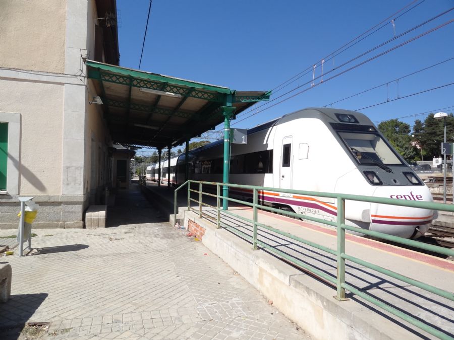 Tren MD destino Vitoria en la estaci�n de Navalperal de Pinares (�vila)