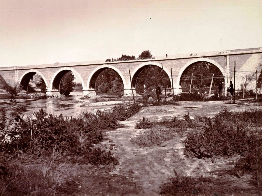 Puente de los franceses, sobre el r�o Manzanares, denominaci�n debida a la nacionalidad de sus constructores. Fotograf�a de Jean Laurent. Archivo de la Biblioteca Nacional de Espa�a. Ministerio de Cultura.