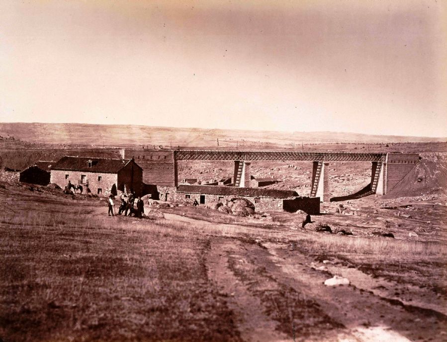 Viaducto de Lagartera, cerca de Navalperal, hoy sustituido por un terrapl�n. Fotograf�a de Jean Laurent. Archivo de la Biblioteca Nacional de Espa�a. Ministerio de Cultura.