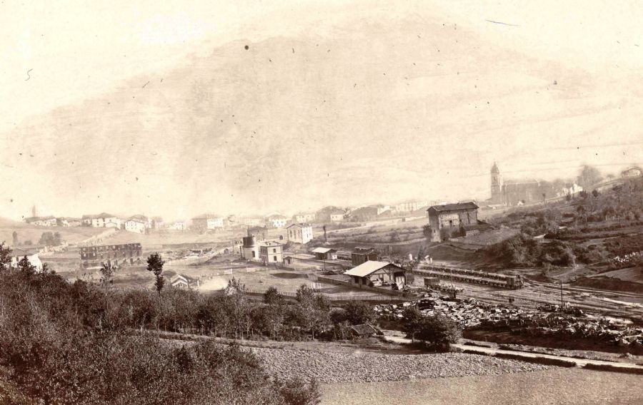 Vista de la estaci�n de Zum�rraga en 1864. Fotograf�a de Jean Laurent. Archivo de la Biblioteca Nacional de Espa�a. Ministerio de Cultura.