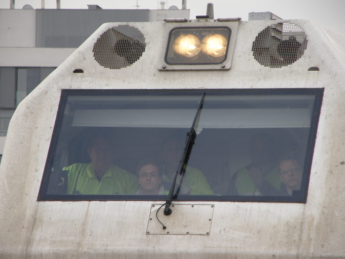 La cabina de la locomotora en esta prueba piloto convoca, adem�s del maquinistas, a varios t�cnicos que supervisan el proceso