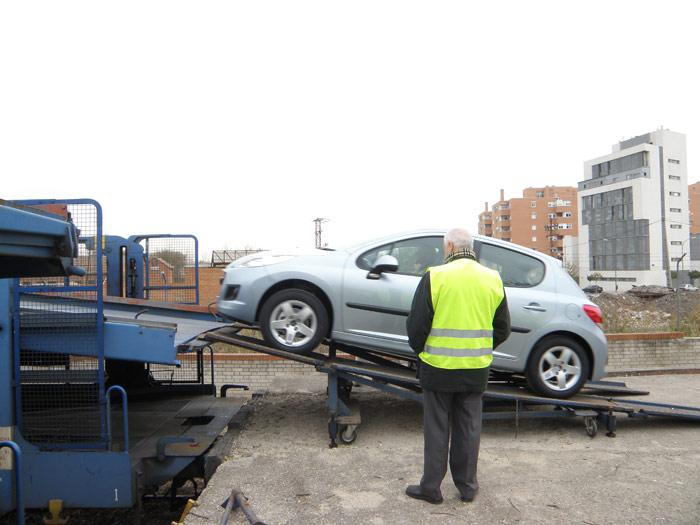 El primer coche embarca en el segundo piso del tren