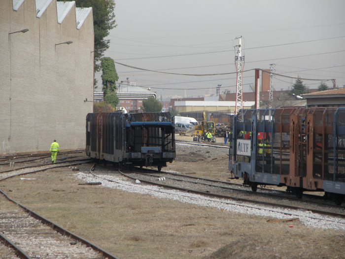 El tren se divide en dos ramas para su colocaci�n en sendas v�as de muelles