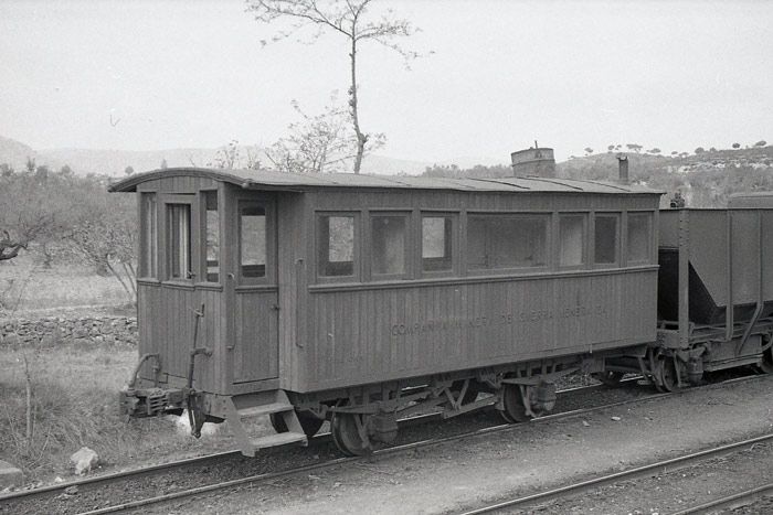 Coche sal�n del ferrocarril de Sierra Menera, en el que viajaron los protagonistas de este art�culo entre Puerto de Sagunto y Ojos Negros.   6 de abril de 1961. 