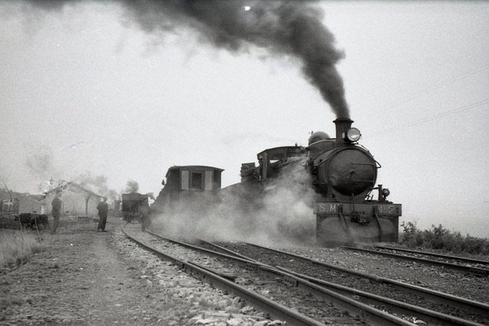 Cruce del tren en el que viajaban nuestros protagonistas con un descendente remolcado por la locomotora N� 2. 6 de abril de 1961. 