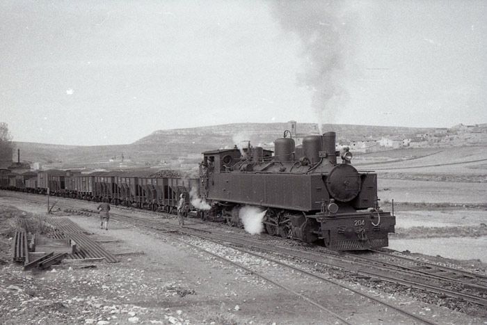 El tren de nuestros protagonistas, fotografiado en la estaci�n de Plou. 8 de abril de 1961. 