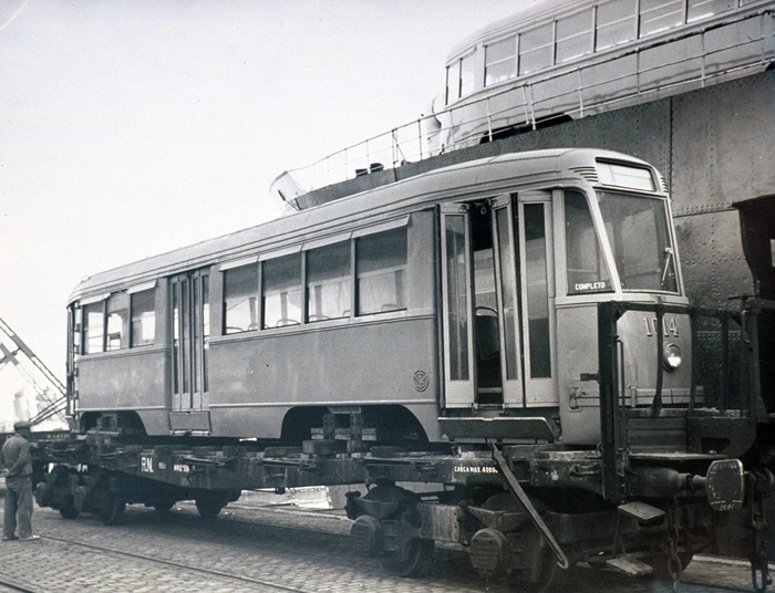 Tranv�a PCC desembarcado en 1949 en el puerto de Barcelona procedente de Italia. En el puerto fue subido a una plataforma de Renfe para su traslado hacia Madrid. Sobre �ste se ve, encima del barco.