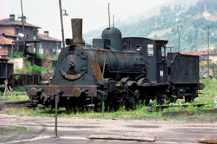 La �Varela de Montes� ya fuera de servicio en las instalaciones de Hunosa de Mieres en 1974. Foto: Armando Fern�ndez Riera.