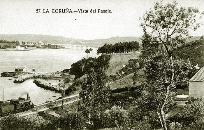 Una locomotora no identificada de la serie en las cercan�as de La Coru�a, h. 1920. Postal Comercial.