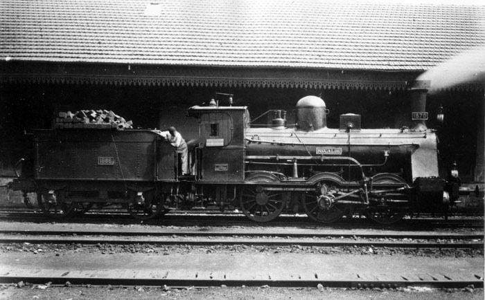 Maniobras estacion Oviedo FFS: Locomotora �Recalde� del Norte, maniobrando en la estaci�n de Oviedo, h. 1930. Cortes�a: Fernando Fern�ndez Sanz. 